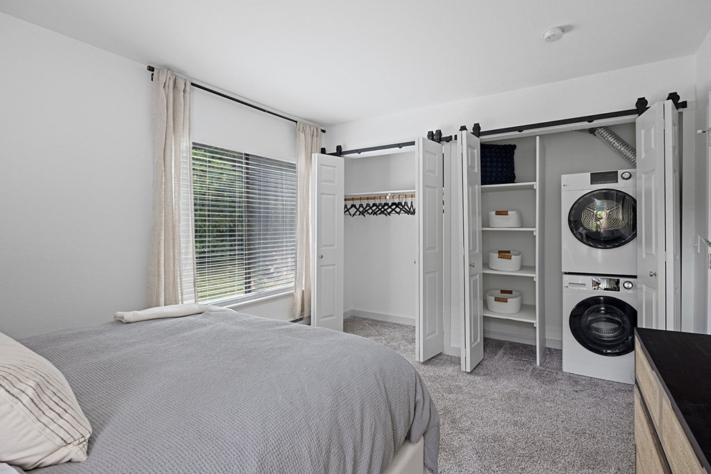 Large Closets at The Lakes in Bellevue, WA 98007